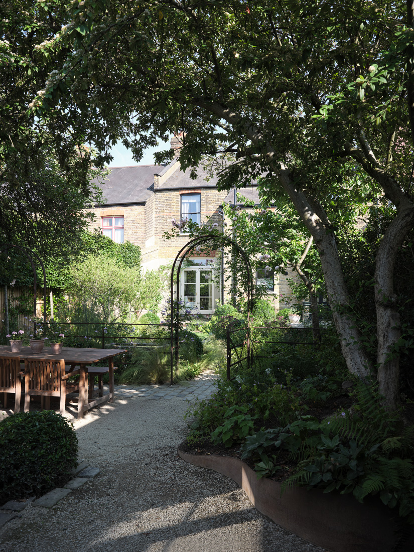 Archways reveal secluded dining