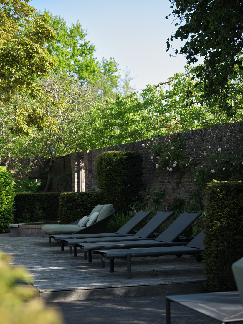 Structural hedges create intimate nooks