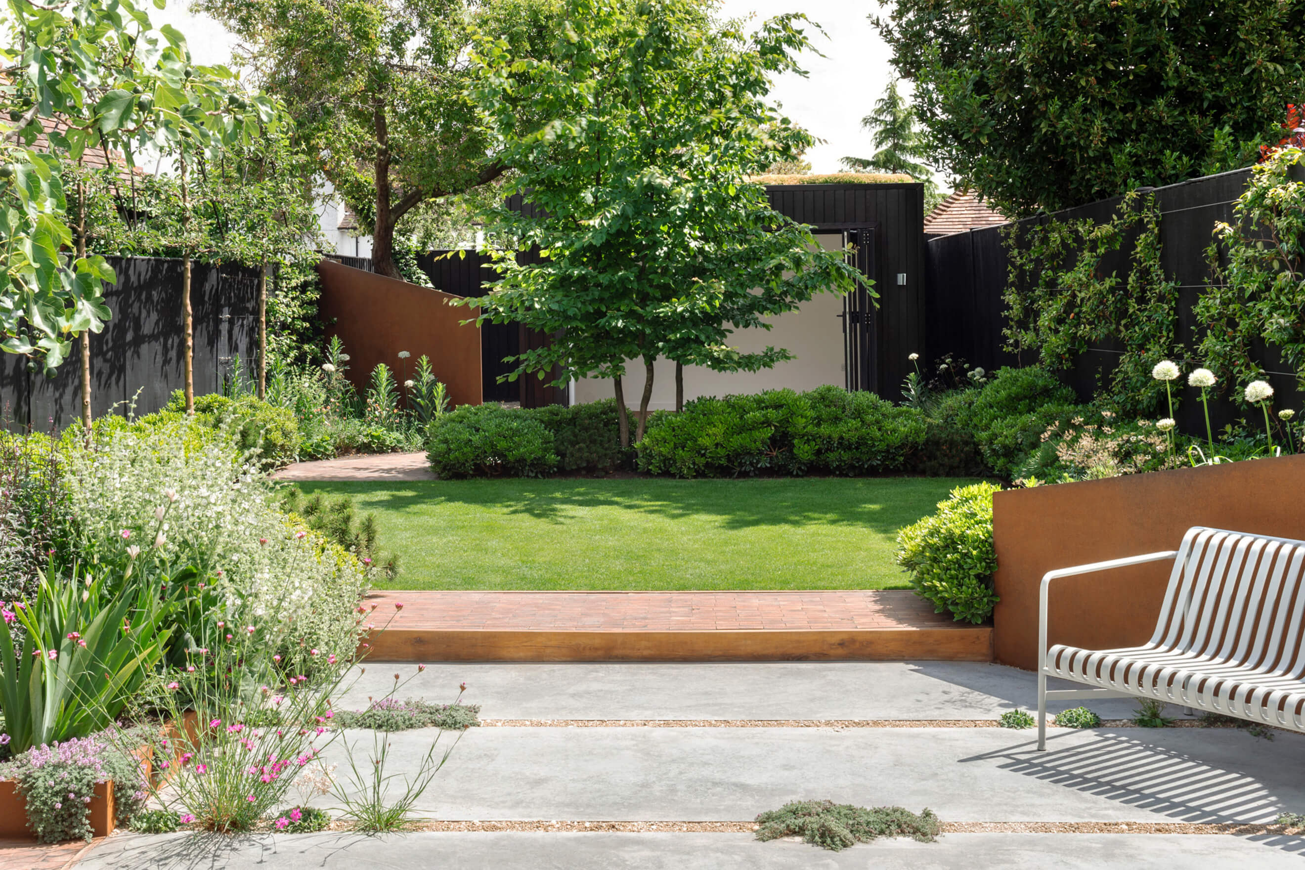 An internal polished concrete floor projects into the garden