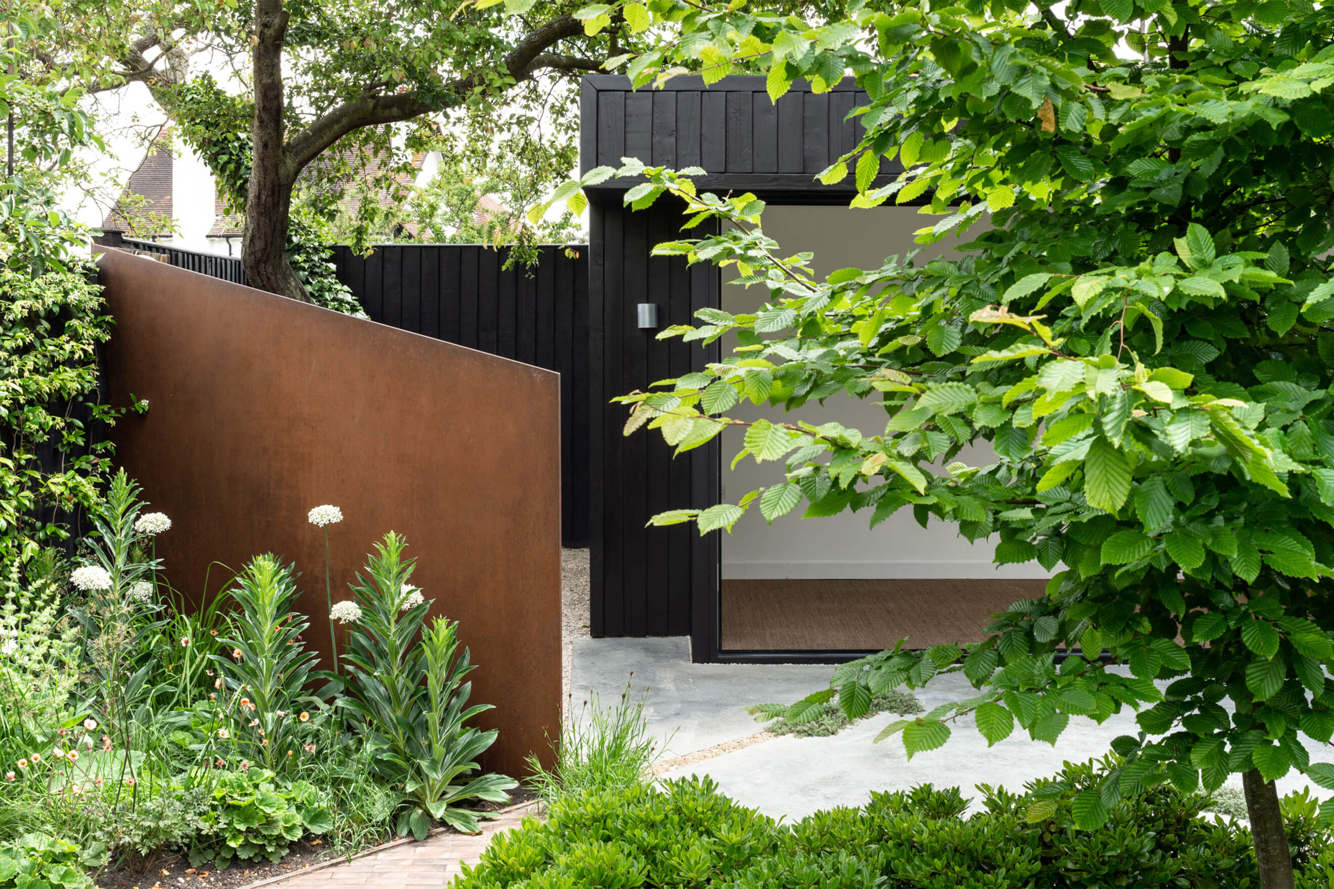 Angular screens mirror diagonal seams in the terrace floor